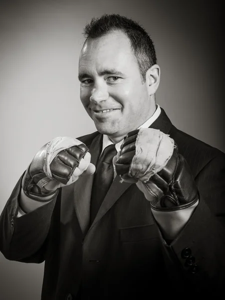 Man in bokser handschoenen klaar om te vechten — Stockfoto