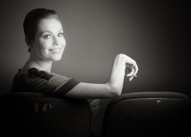 Film sinemada izlerken kadın