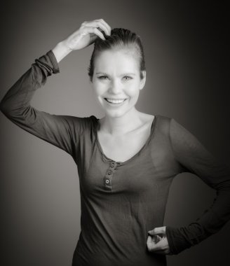 Gülümseyen ve vücudu kaşıma kadın