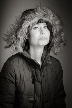 Kadın sıcak giysiler içinde