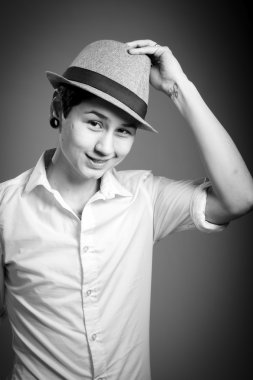 kadın gülümsüyor ve kameraya bakıyor