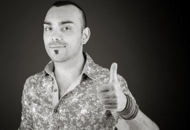 Modeli el başparmak tabela