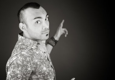 Kameraya bakarak ve işaret model