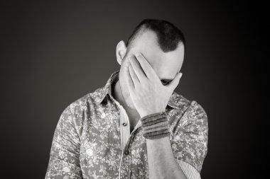 Utanç gizleme yüz el model