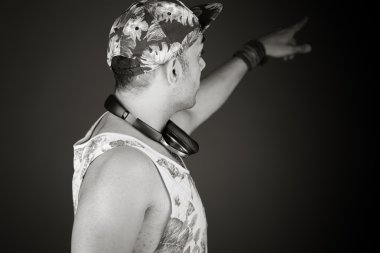 Geri parmak tarafından işaret modeli