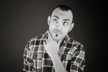 Çene altında el ile modeli düşünme