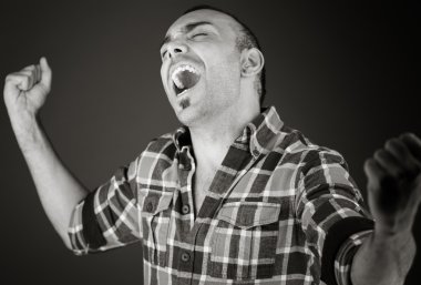 Yumruklar yukarı modeli ile çığlık