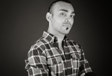 Mutlu modeli gülümseyen