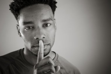 dudaklarında parmak adam