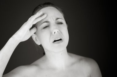 Baş ağrısı çeken bir kadın.