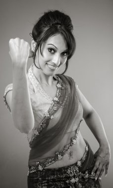 Bir yumruk gösteren model