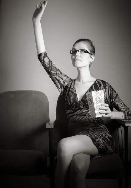 Mulher assistindo filme no cinema — Fotografia de Stock