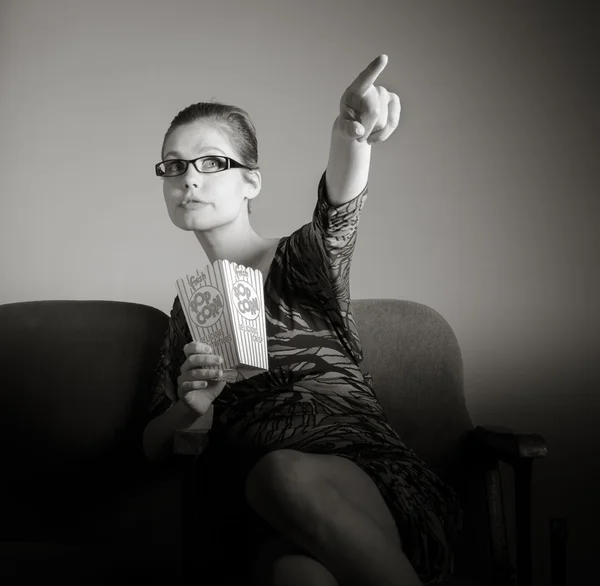 Frau schaut Film im Kino — Stockfoto