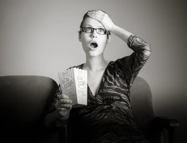 Mujer viendo películas en el cine — Foto de Stock