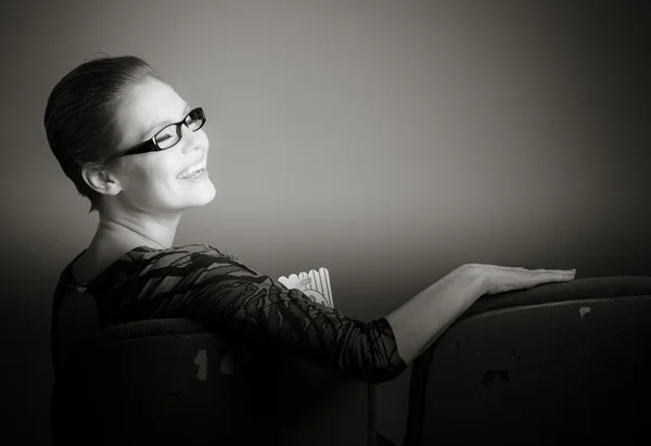 Femme regardant un film au cinéma — Photo