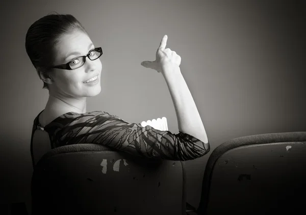 Mulher assistindo filme no cinema — Fotografia de Stock