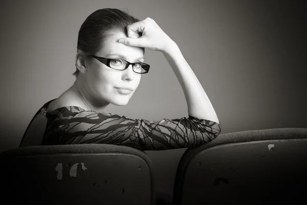 Mujer viendo películas en el cine —  Fotos de Stock