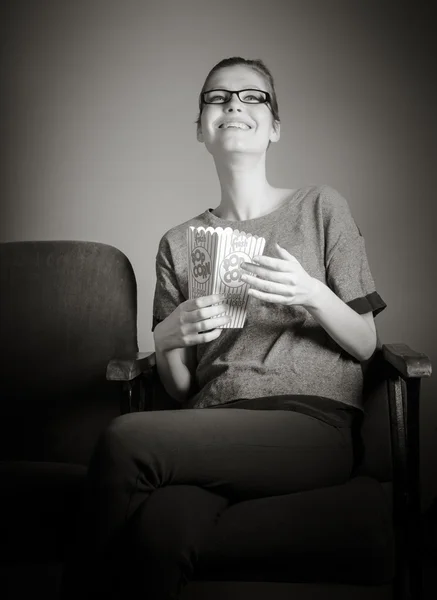 Mulher assistindo filme no cinema — Fotografia de Stock