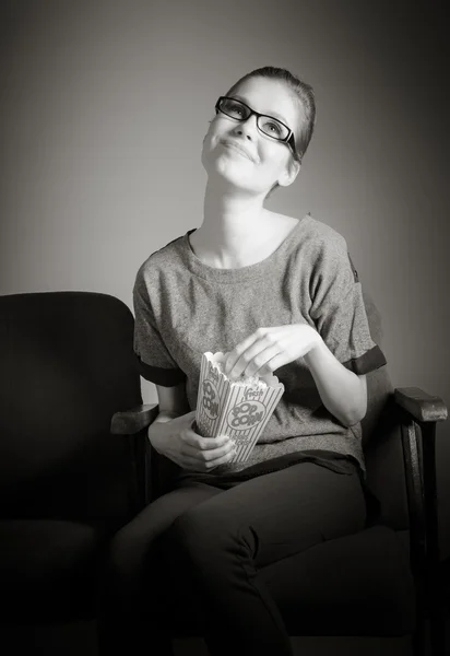 Mulher assistindo filme no cinema — Fotografia de Stock