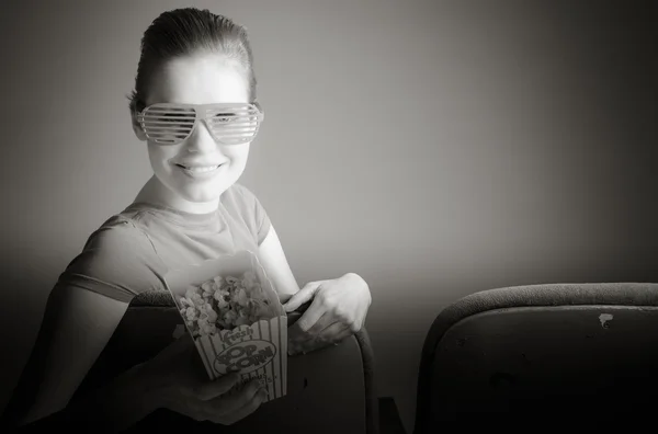 Mulher assistindo filme no cinema — Fotografia de Stock