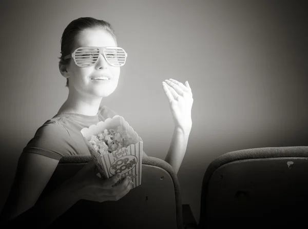 Mulher assistindo filme no cinema — Fotografia de Stock