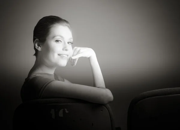 Mulher assistindo filme no cinema — Fotografia de Stock