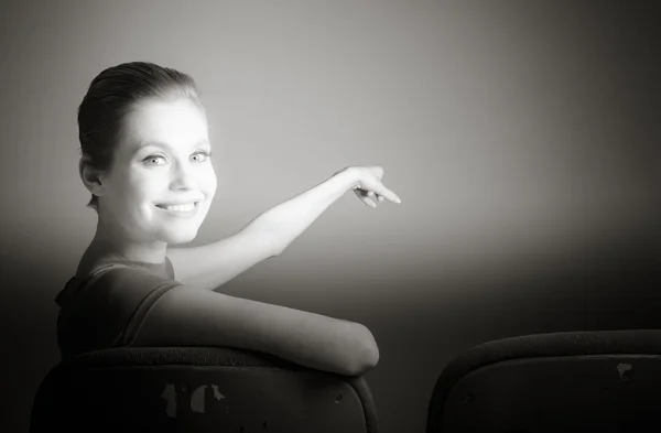 Mulher assistindo filme no cinema — Fotografia de Stock