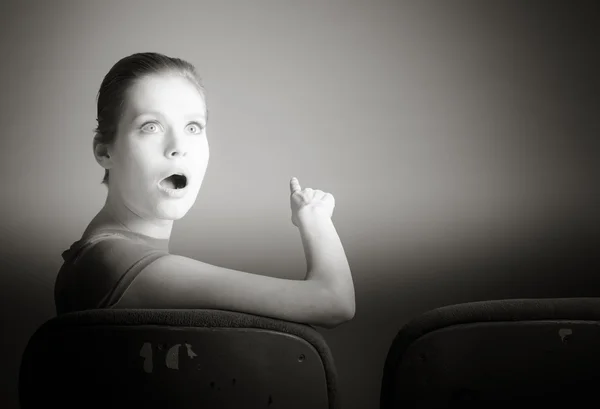 Mulher assistindo filme no cinema — Fotografia de Stock