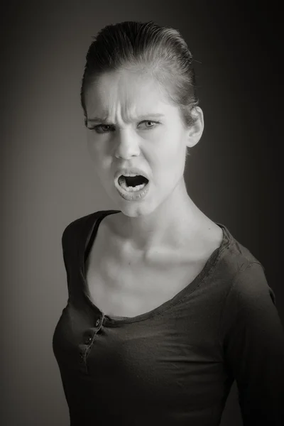 Arg kvinna skrikande och tittar på kameran — Stockfoto