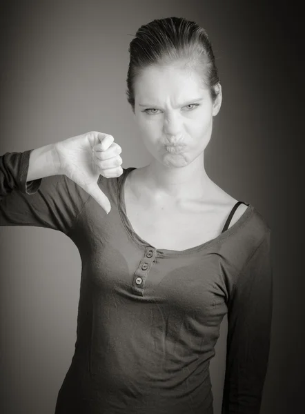 Vrouw gebaren duim omlaag teken — Stockfoto