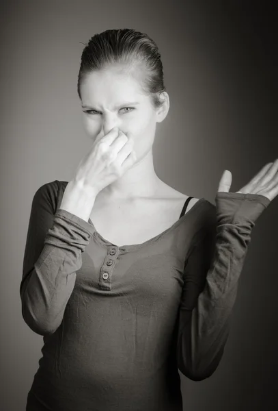 Kobieta, ściskając nos ze względu na nieprzyjemny zapach — Zdjęcie stockowe