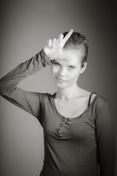 Mulher gesticulando à mão — Fotografia de Stock