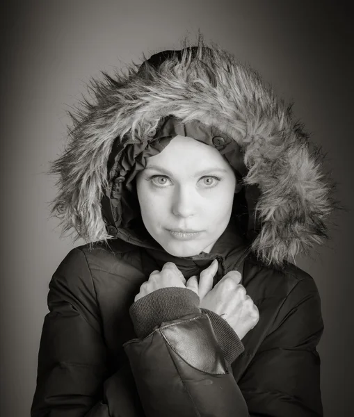 Vrouw in verwarmt kleding gevoel koude — Stockfoto