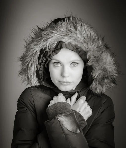 Woman in warms clothes feeling cold — Stock Photo, Image