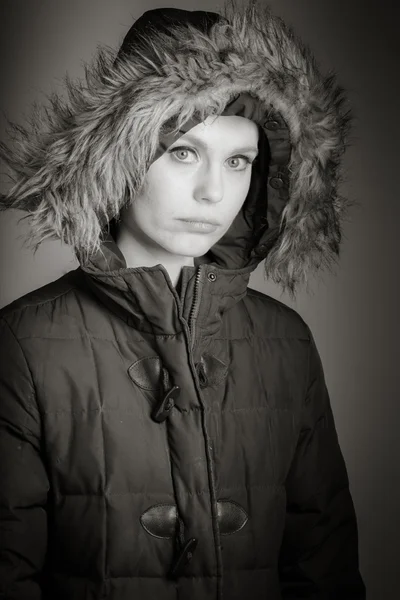 Traurige Frau in warmer Kleidung — Stockfoto