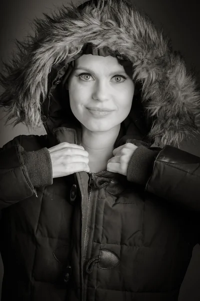 Lachende vrouw in warme kleren — Stockfoto