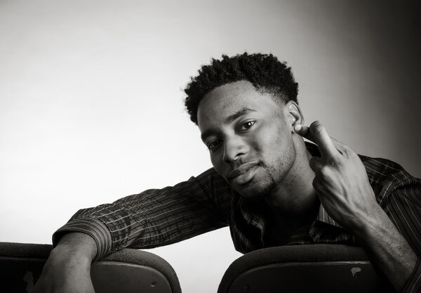 Человек со скрещенными пальцами на удачу
