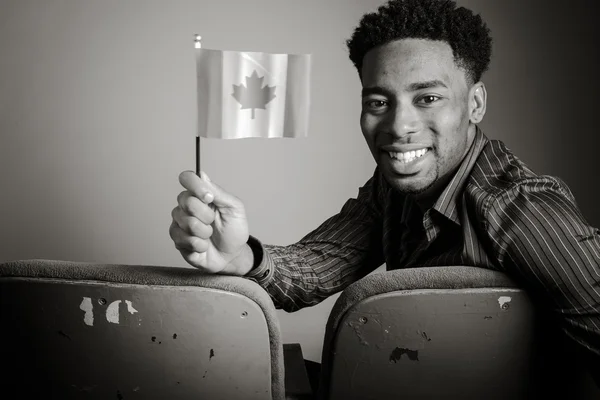 Man håller kanadensisk flagga i handen — Stockfoto