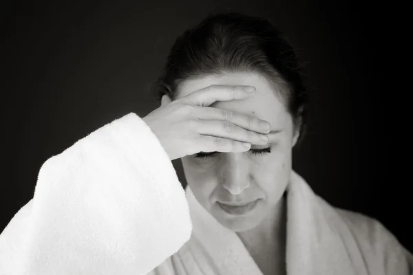 Model schämt sich, Gesicht in der Hand zu verstecken — Stockfoto