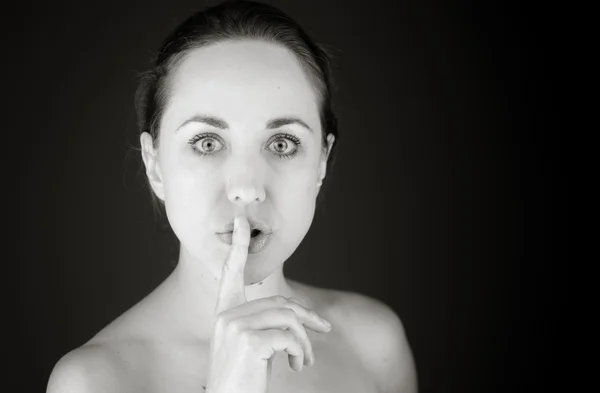 Modell mit Finger auf den Lippen — Stockfoto