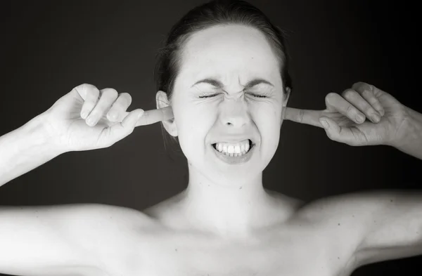 Modèle bouchant les oreilles avec les doigts — Photo