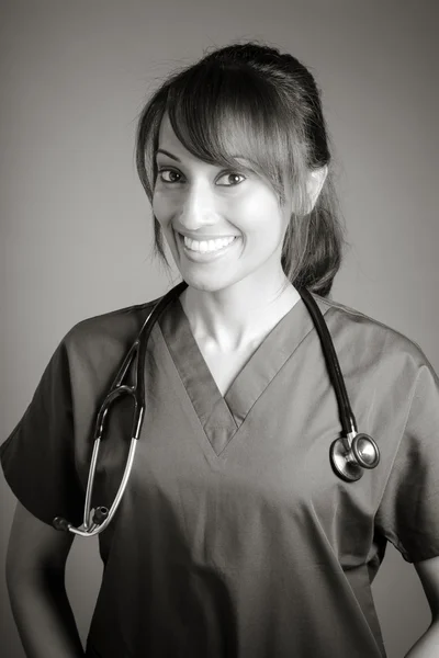 Vrouwelijke arts glimlachen naar de camera — Stockfoto