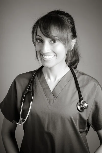 Doctora sonriendo hacia la cámara — Foto de Stock