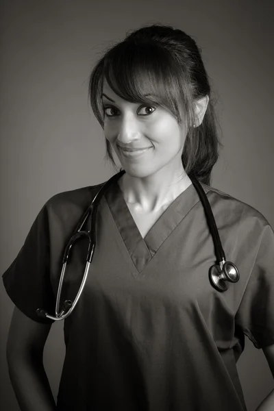 Vrouwelijke arts glimlachen naar de camera — Stockfoto