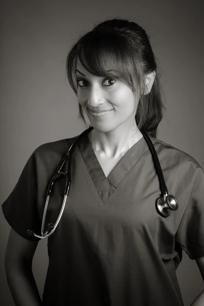 Doctora sonriendo hacia la cámara — Foto de Stock