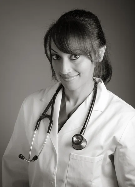 Dottore femminile sorridente verso la fotocamera — Foto Stock