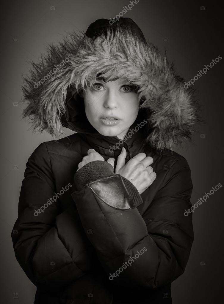 Mujer en ropa abrigada sintiendo frío: fotografía de stock