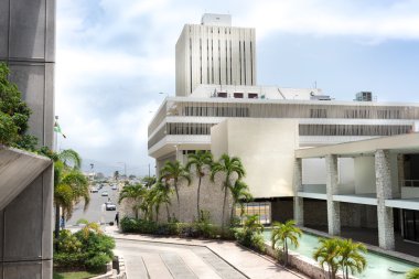 Kingston Merkez Bankası yol kenarında