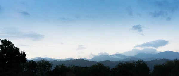 Mountain range against cloudy sky — Stock Photo, Image