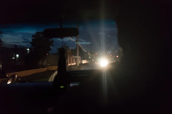 Reflektorów, postrzegane przez szyby samochodu — Zdjęcie stockowe